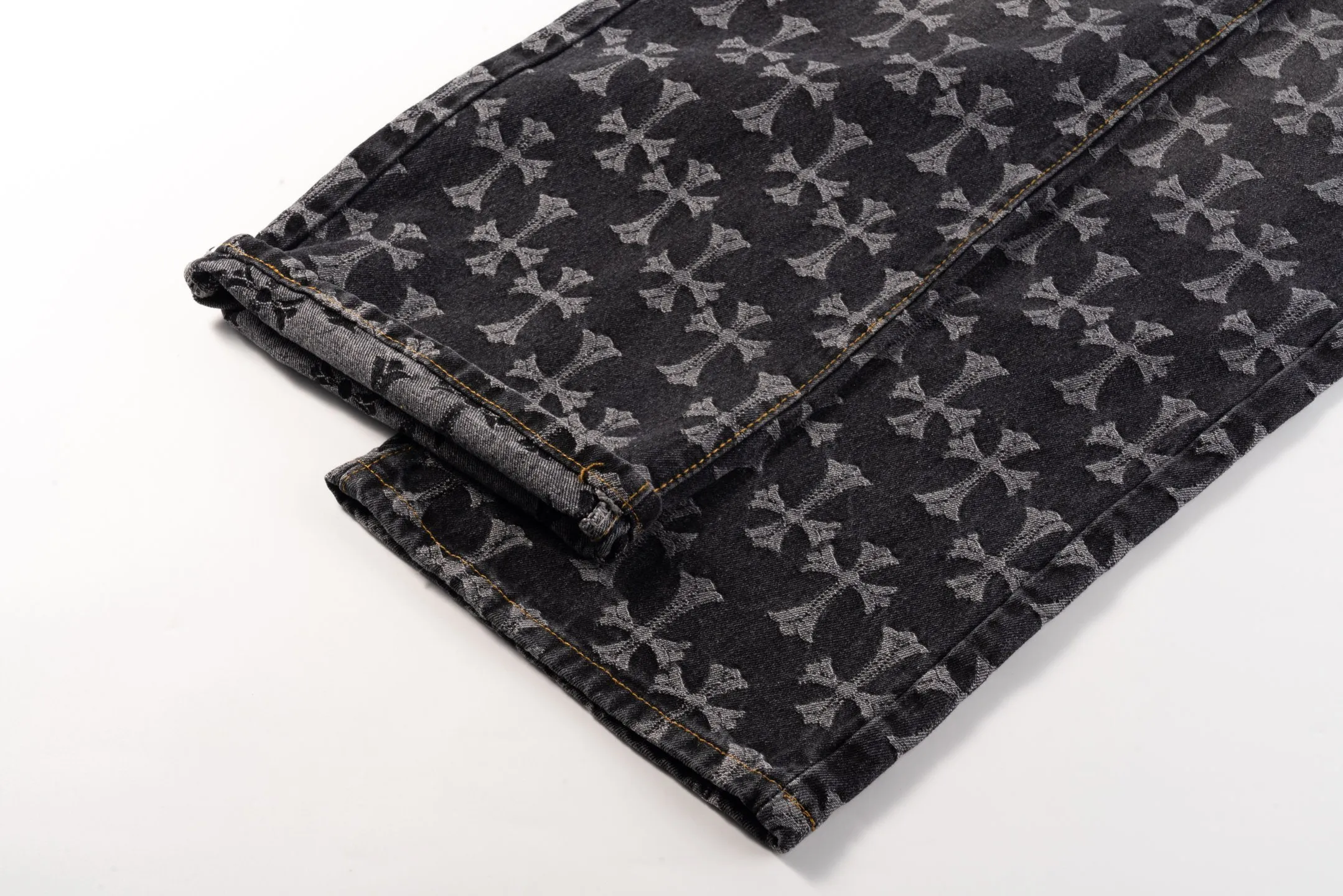 P220 Chrome Hearts double-sided heavy-duty jeans with LOGO jacquard and dark pattern printed all over, truly restoring the ultimate texture of Vintage, special Italian cowhide printed and cut, custom-made sheepskin three-layer thick line leather, the whole splicing in heavy water washing process, you can see the details, three-dimensional cutting version, loose and comfortable, not flattering on the figure, taller and slimmer, factory Seiko, original quality control, same style for men and women, can be matched with couples, versatile recommendation, must-have jeans for all seasons Style number: 1650# Color: black Size: S-XXL (corresponding to 28-36)